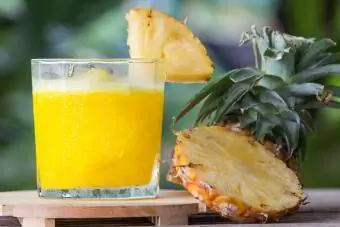 coctel de piña dorada