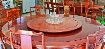 Jedálenský stôl s otočným centrom