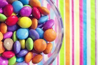 Imagine cu bomboane vegane multicolore