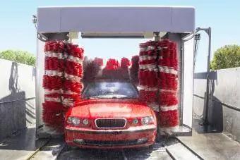 Auto durchläuft eine Autowaschmaschine