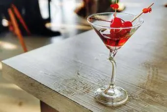 Bevanda Rossa In Martini Sul Tavolo