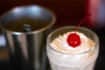 Cinnamon Roll Shake Cocktail