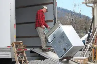 Homem transportando aparelho para caminhão