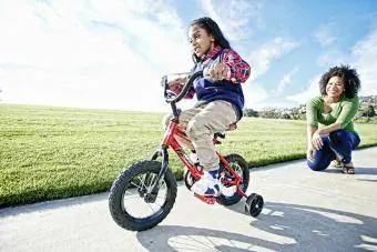 mama se uita la fiica mers pe bicicleta