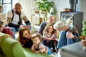 Oturma odasında geniş aile toplantısı