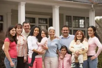 Große Familie vor dem Haus