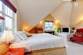 slaapkamer met crèmekleurig gewelfd plafond
