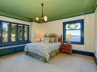 Farebný zelený strop v spálni