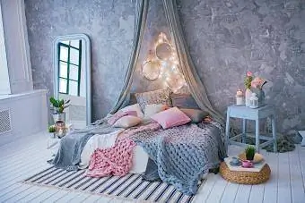 Notranjost spalnice v sivi in roza barvi