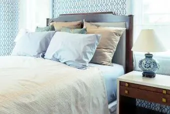 Moderne seng med puter