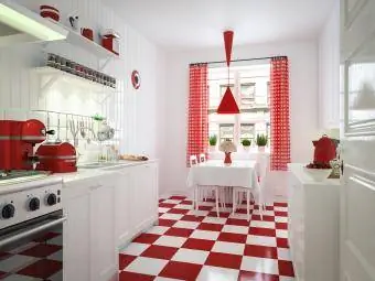 Cucina a quadri bianchi e rossi