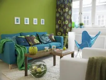 blå soffa i vardagsrummet