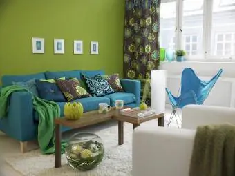 niebieska sofa w salonie