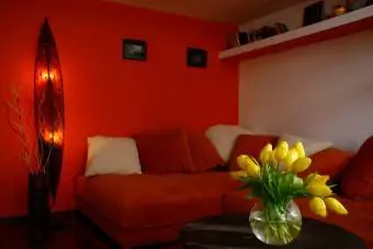 izba v oranžovo-bielom štýle