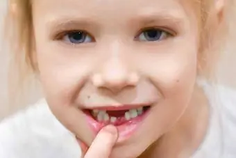 ung pige mister den første tand