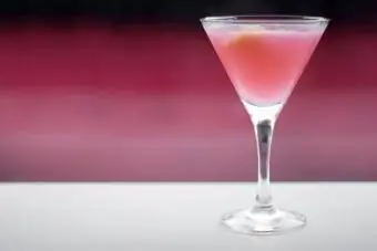 Kosmopolitischer Cocktail mit rosa Ananas