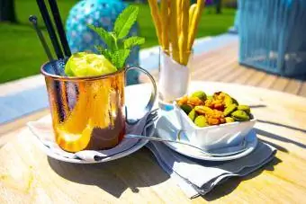 Cocktail Pineapple Mule în cană de cupru