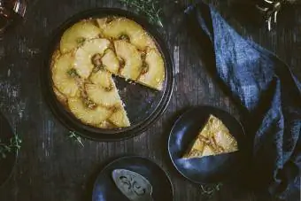 Ananas ondersteboven cake op houten tafel