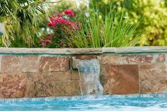 kolam renang dengan air terjun batu