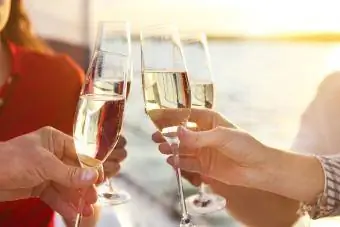 Mga baso ng champagne sa cruise