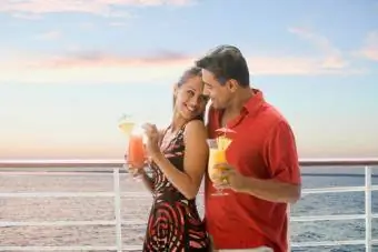 Pareja con cócteles en crucero