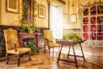 комната с элементами испанского стиля и барокко