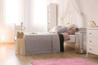 Ružičasti tepih u spavaćoj sobi