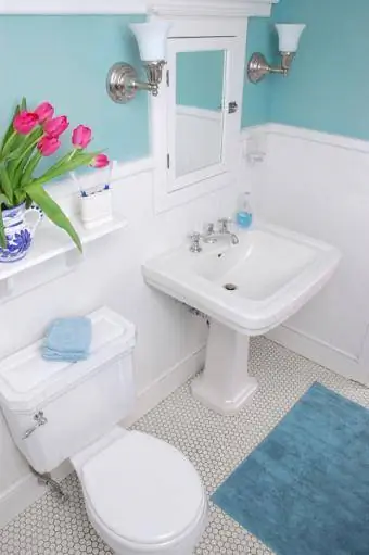 Trang trí phòng tắm màu xanh và trắng