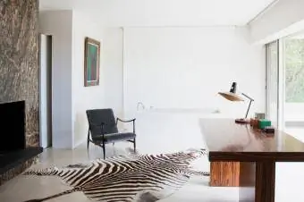 kancelársky koberec z umelej zebrej kože