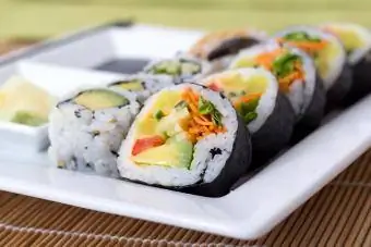 vegetariánský sushi talíř