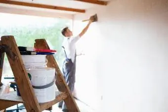 Homem pintando o interior da garagem