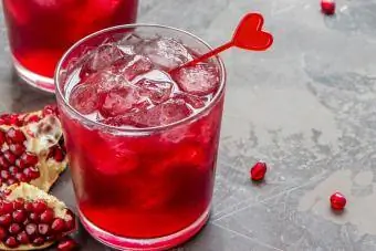 Pom Berry Deep Red Cocktail เป็นน้ำเชื่อมรสหวานอมเปรี้ยวที่สดชื่น