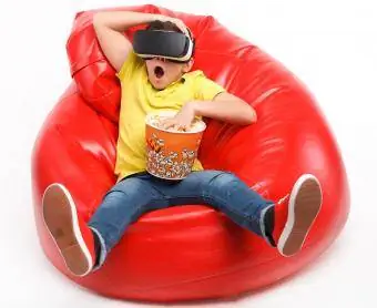 Bambino sul pouf con VR