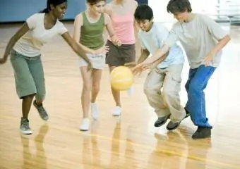 Gymnasiasten spielen Basketball