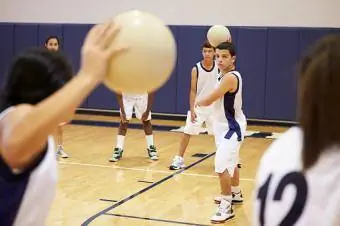 Studenci grający w Dodge Ball