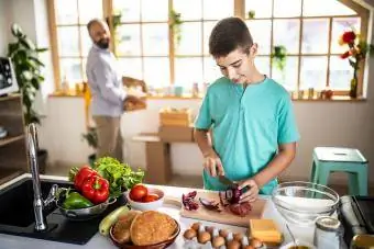 Jugendliche kochen