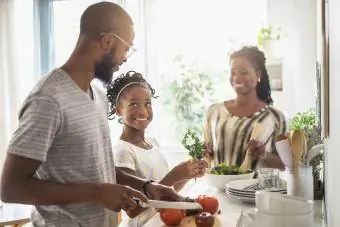 Jugendliche kochen mit den Eltern