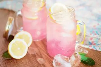 Limonata rosa biologica fatta in casa