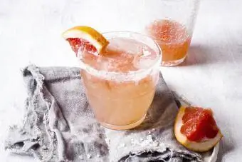 Cocktail messicano Paloma in vetro bordato di sale