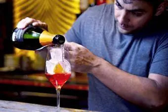 Barmen spritz aperol hazırlıyor