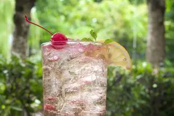 Bebida de verão com refrigerante de cereja gelado