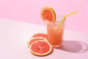 Grapefruit Margarita hauv qab paj yeeb