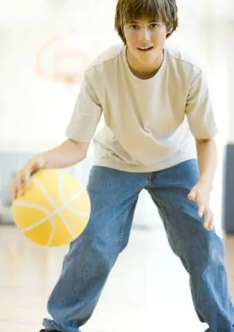berniukas žaidžia krepšinį