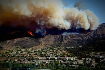 El foc i el fum cobrien muntanyes sobre el barri