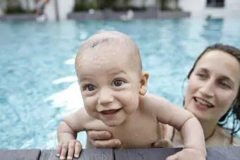 Bebek yüzme dersleri