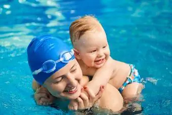 Nen es diverteix a l'aigua amb la mare