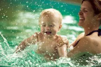 स्विमिंग पूल में बेटे के साथ छींटाकशी करती मां