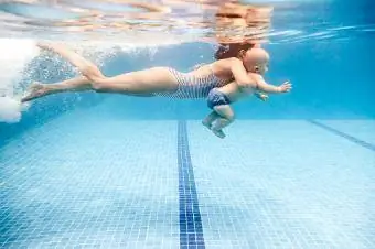 Mare nedant amb nen