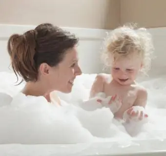 Madre e hijo tomando un baño de burbujas