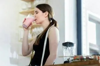 Kvinne drikker shake
